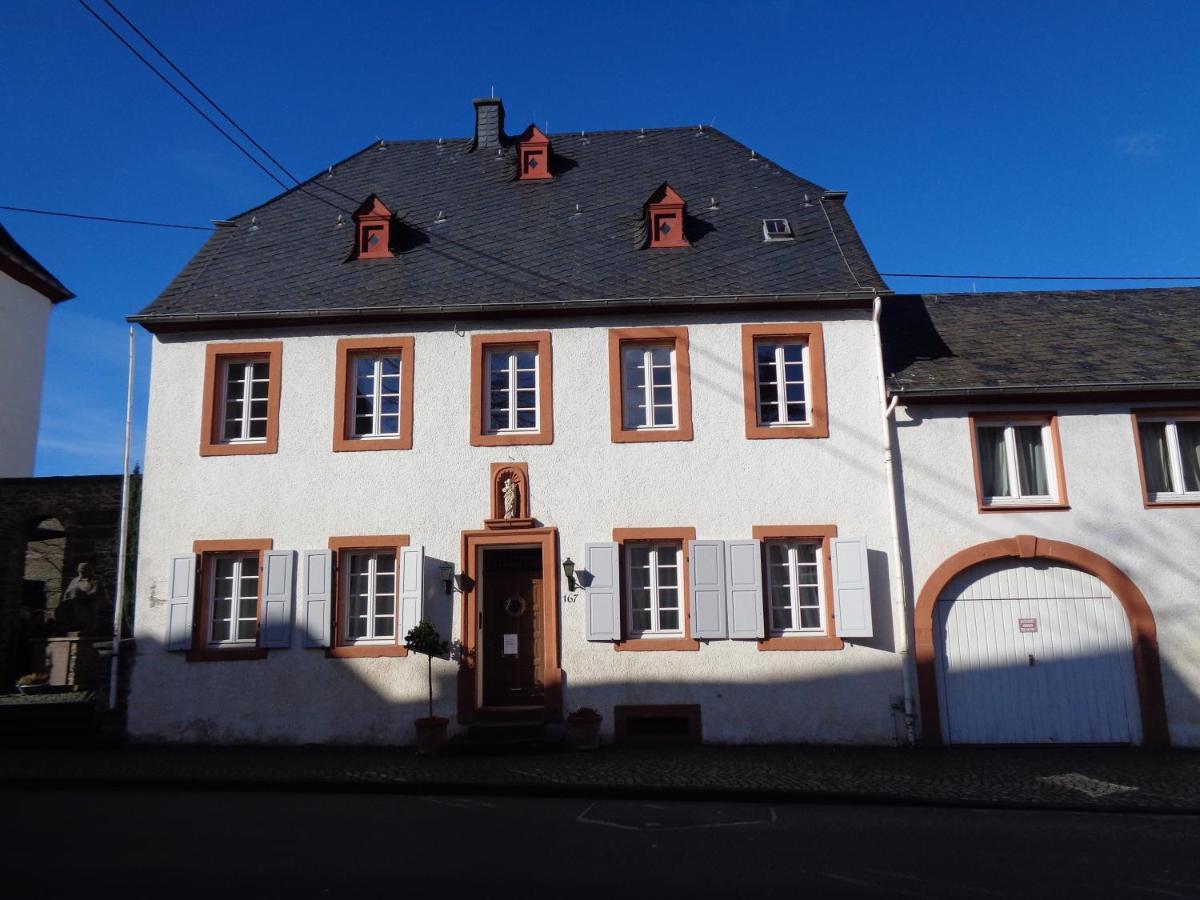 Ferienwohnung Altes Pfarrhaus Mit Flair Und Moselblick برونبيبيرغ المظهر الخارجي الصورة