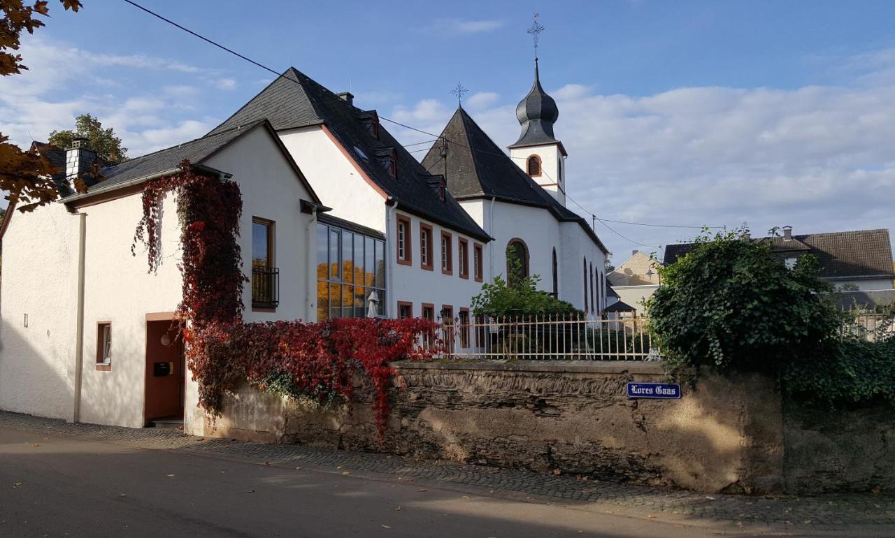 Ferienwohnung Altes Pfarrhaus Mit Flair Und Moselblick برونبيبيرغ المظهر الخارجي الصورة