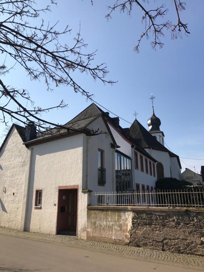 Ferienwohnung Altes Pfarrhaus Mit Flair Und Moselblick برونبيبيرغ المظهر الخارجي الصورة